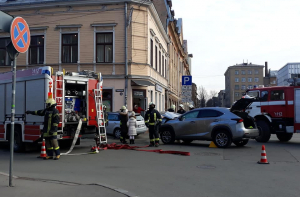 ДТП в центре Риги: машина снесла знак и въехала в угол дома