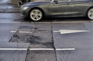 Рижская дума: проблемы с ямами прекратятся к маю