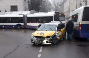 В Вецмилгрависе произошло ДТП с участием такси и автобуса