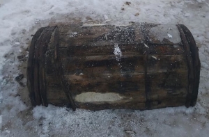 В Юрмалциемсе на берег вынесло старинную бочку