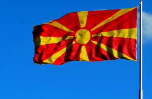 В Македонии снимают таблички с названием страны с госучреждений