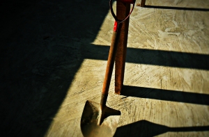 Слушатель Baltkom: лопаты в руки депутатам - пусть закапывают ямы на дорогах!