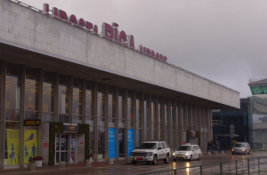 «Впечатление от Латвии испорчено!»: эстонцев отвезли из аэропорта до Сканстес за 75 евро