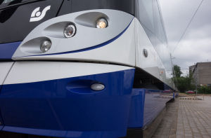 Обледенение не только на дорогах: в Риге задерживаются троллейбусы и трамваи