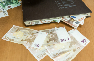 Латвия - лидер Балтии по ограничению наличных денег