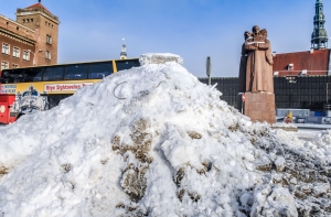Сугробы растут на глазах: в Латвии объявили «оранжевое предупреждение»