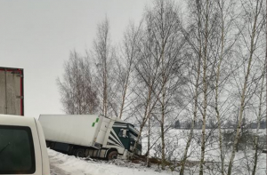 Дорожная хроника: столкнулись две фуры, одна из них улетела в кювет