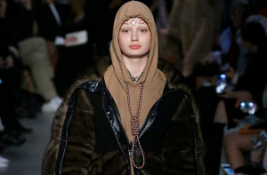 Британский модный дом извинился за толстовку с петлей на шее