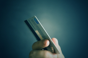 В Видземе мошенник оформил кредиты на 4000 евро на чужое имя