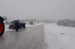 Каток на латвийских дорогах: машины съезжают в кювет