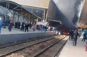 На главном вокзале Каира загорелся поезд, десятки людей погибли