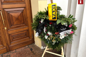 Таксисты принесли траурный венок к дверям Минсообщения