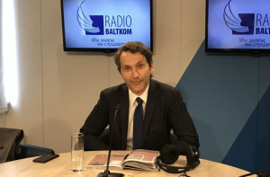 Политик Роберт Путнис опубликовал обнаженное фото партнера