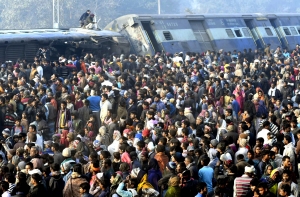 В Индии поезд съехал с рельсов: более 50 человек пострадали