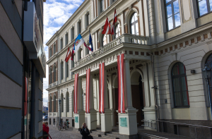 Политолог: министр избегает резких движений с роспуском Рижской думы