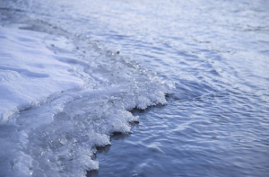 Под лед реки Саркандаугава провалился человек