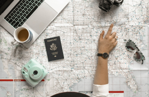 Латвийские женщины чаще мужчин копят на отдых за границей