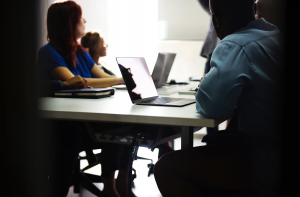 Гендерный скандал во Франции: уволены несколько руководителей СМИ