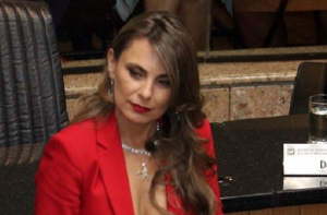 «Ну и бомбиньяс!»: новый сенатор Бразилии шокировала всех своим нарядом