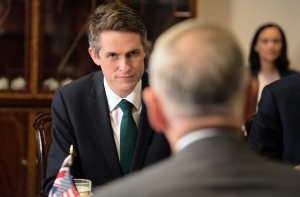 Британский министр обороны: Россия - угроза, но мы хотим диалога и мира