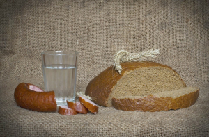 Лукашенко пообещал Путину не поставлять в Россию плохую водку и закуску