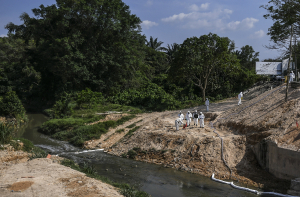 От токсичных паров из реки на юге Малайзии пострадали более тысячи человек