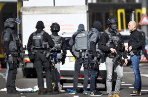 В Нидерландах неизвестный обстрелял трамвай