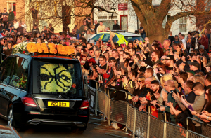 Кита Флинта проводили с танцами у гроба