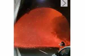 В Италии автомобилисты спаслись от огненного смерча в тоннеле