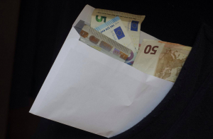 Латвийцы спешат вернуть налоги: за три дня подано 230 тысяч деклараций