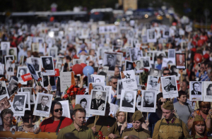 В сети предлагают провести «Бессмертный полк» покинувших Латвию жителей