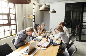 Зарплаты женщин на 10% меньше, чем у мужчин на тех же должностях