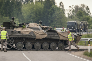 Шумы и ограничения на дорогах: в Адажи проходят военные учения