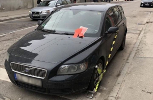 По-дорогому: в центре Риги стоит машина со штрафами на 1000 евро