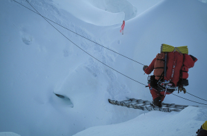 На Эвересте под тающими льдами находят все больше тел погибших альпинистов