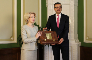 Министр финансов передал проект бюджета депутатам