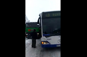 ДТП с автобусом Rīgas satiksme на Южном мосту: движение блокировано