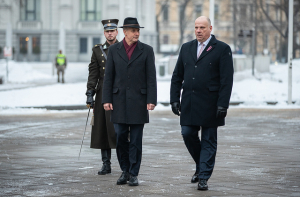 От 500 евро до 1400 евро: минобороны продолжает выплачивать щедрые премии