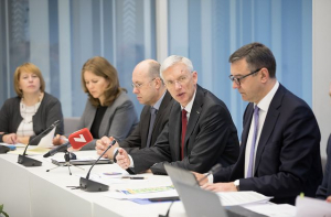 «Выжать из народа последнюю копейку?!»: в сети обсуждают слова Кариньша о налогах