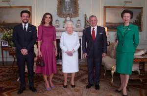 «Фиолетовая» рука королевы Елизаветы II забеспокоила британцев