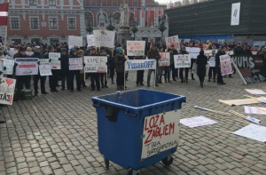 На Ратушной площади прошел пикет за роспуск Рижской думы