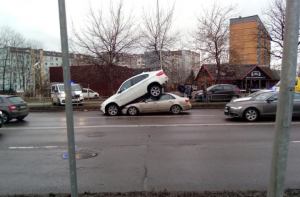 Странное ДТП на Лубанас: появилось видео наезда BMW на Hyundai