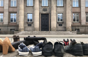 У Кабмина стартовал народный флешмоб «Принеси ботинки своих эмигрантов!»