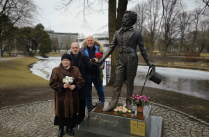 Рижскому памятнику Пушкину вернули отпиленную трость