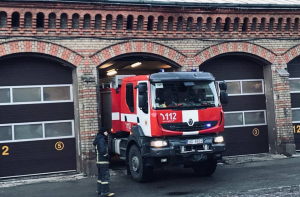 Ночью в Пардаугаве горел дом, пламя перекинулось на машину