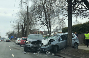 На Деглава серьезное ДТП: спасатели «вырезают» водителя из машины