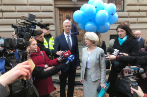 «Садитесь, двойка!»: учителей раскритиковали за выпущенные в небо шарики