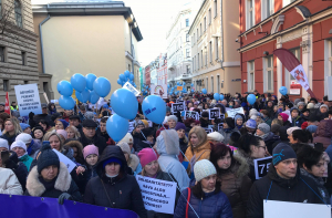 2000 учителей у здания Сейма требовали повышения зарплат