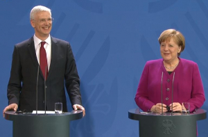 Восторг! В Латвии оценили общение премьера с Меркель на немецком