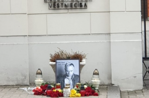 К посольству Британии в Риге принесли цветы в память солиста The Prodigy